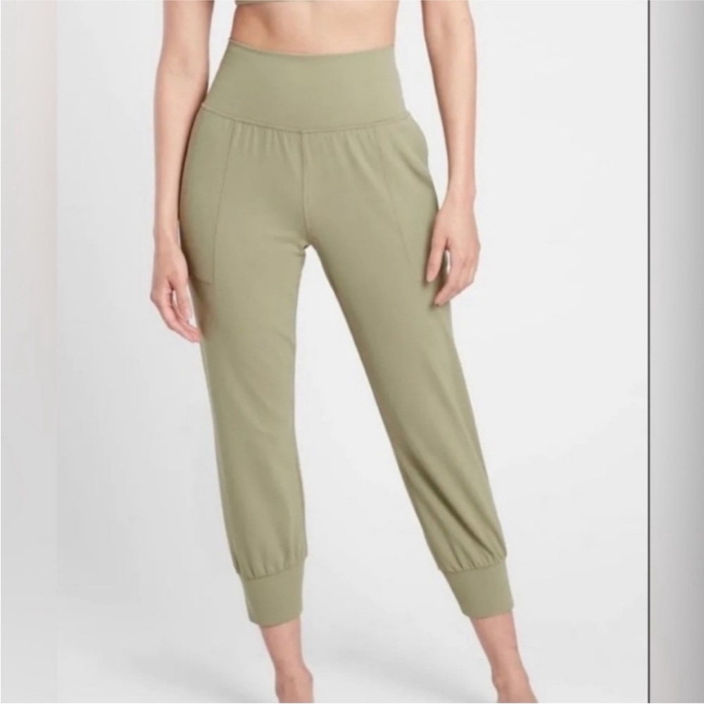 Athleta Salutation Crop Jogger Size Small Green